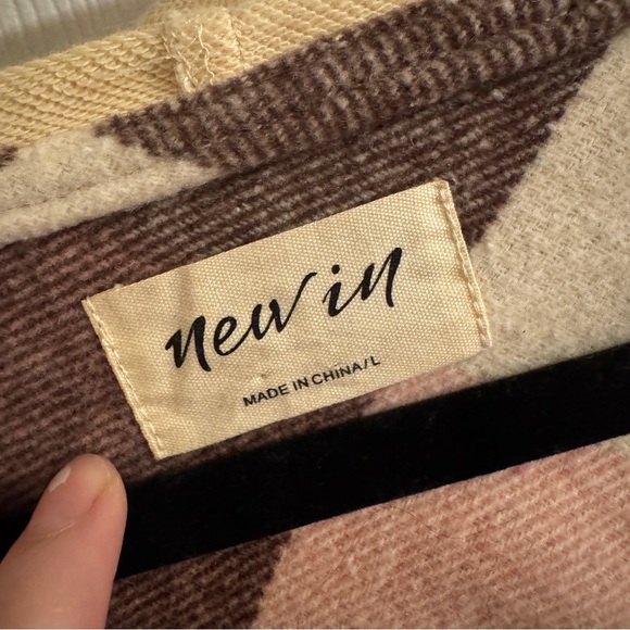 Color-Block Hooded Jacket with Geometric Design - Picture 2 of 2